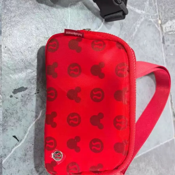 Disney x lululemon *Everywhere Belt Bag 1L Mickey and Logo Print - Picture 3 of 4